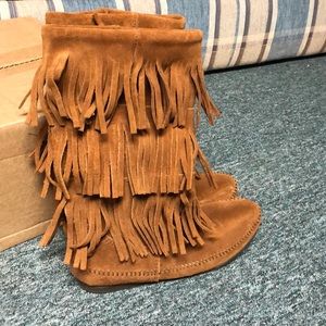 Minnetonka fringe boots🍂
